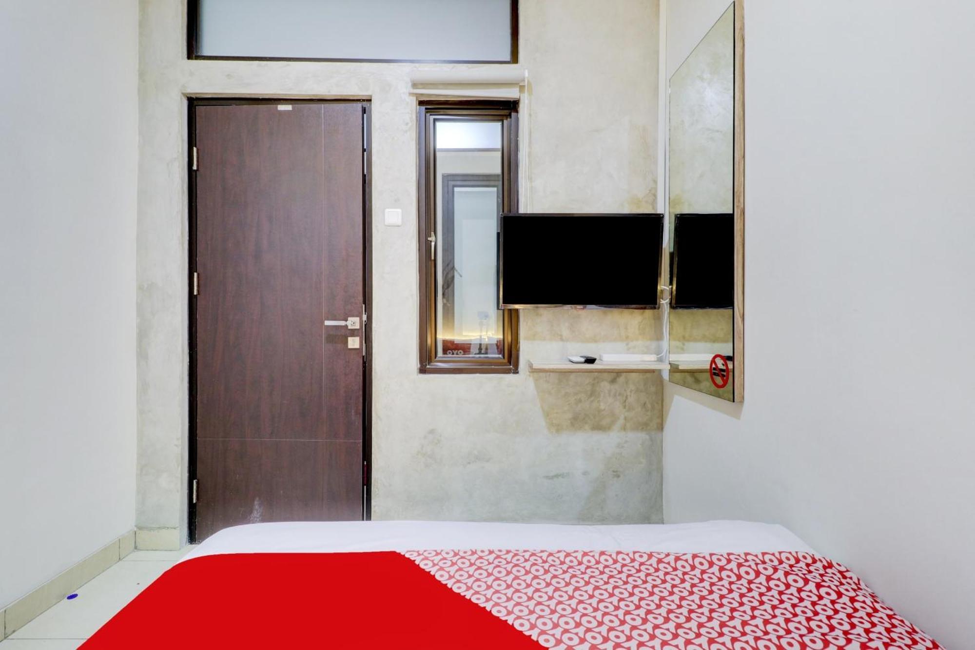 Oyo 90215 Ada Residence Telukjambe Esterno foto