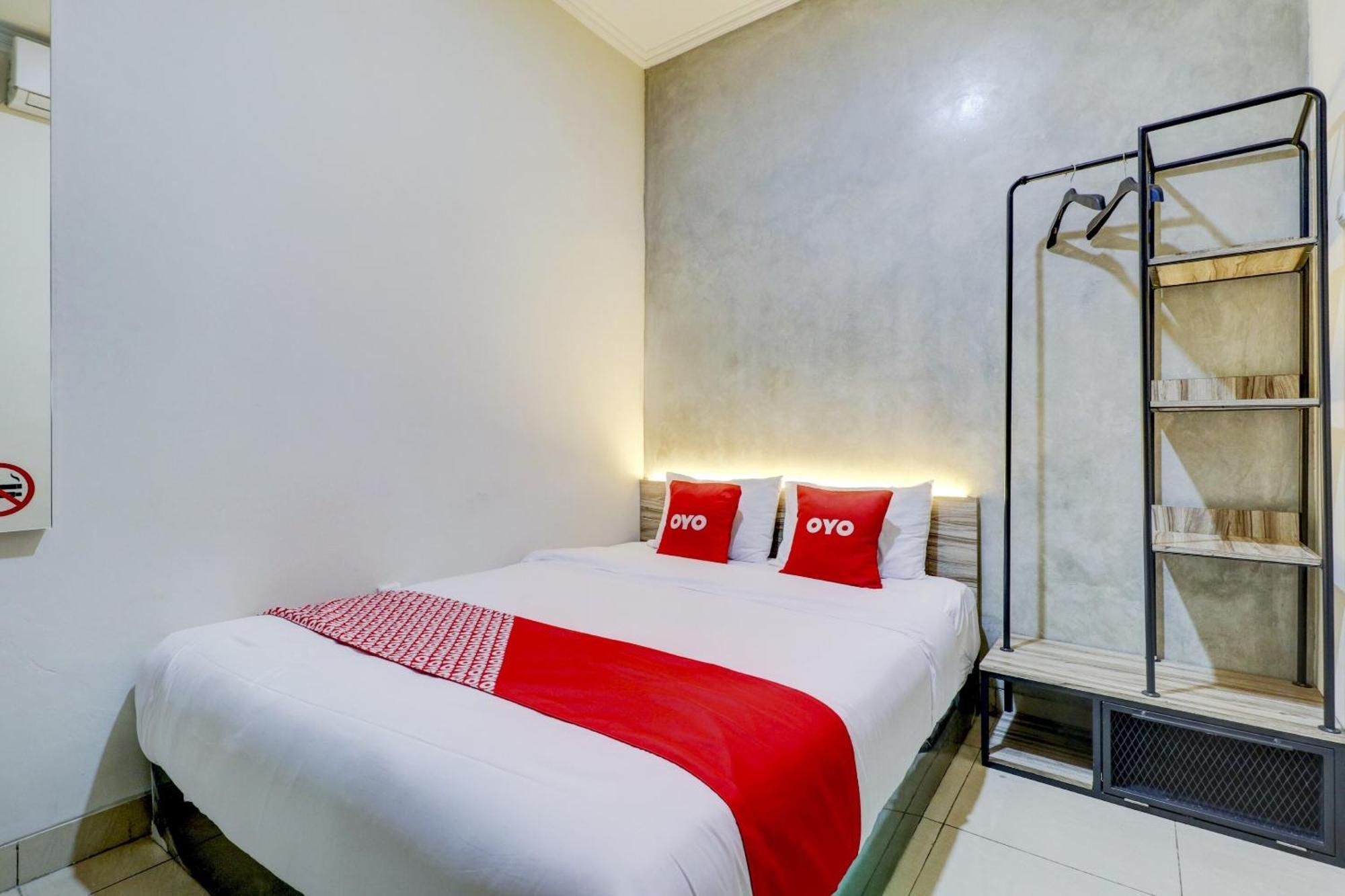 Oyo 90215 Ada Residence Telukjambe Esterno foto