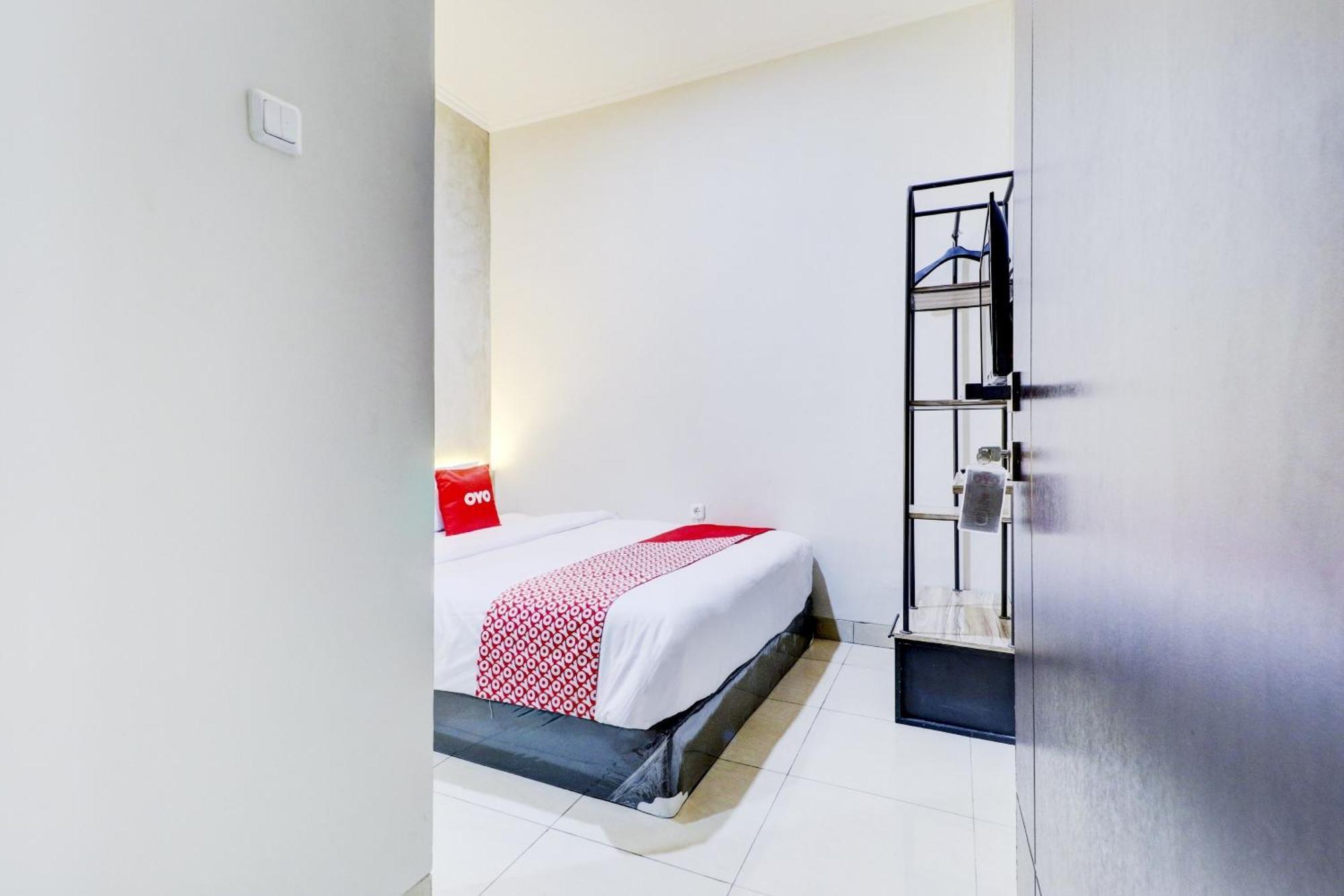 Oyo 90215 Ada Residence Telukjambe Esterno foto
