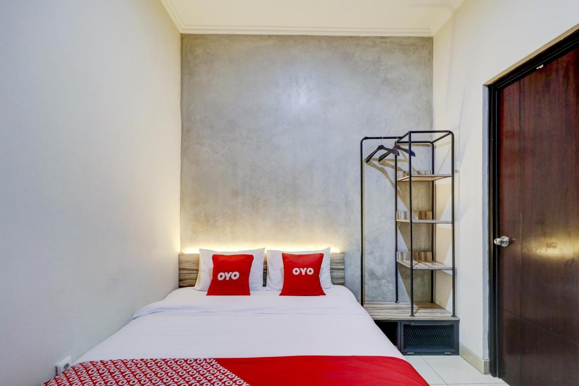 Oyo 90215 Ada Residence Telukjambe Esterno foto
